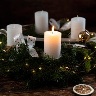 Adventskranz mit weißen Kerzen