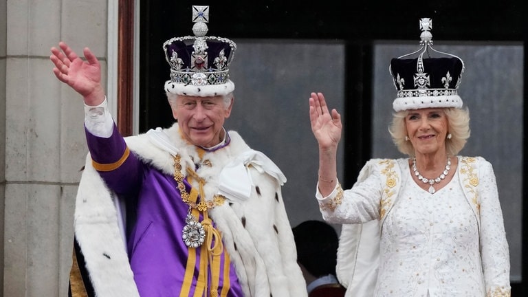 Mai 2023: Am 6. Mai findet in London die Krönungszeremonie für König Charles III. und Königin Camilla statt. Nach der Krönung in der Westminster Abbey winken sie vom Balkon des Buckingham Palastes aus der Menge zu. Ein historisches Ereignis - es war die erste Krönung eines britischen Monarchen im 21. Jahrhundert, nachdem Charles' Mutter Königin Elisabeth II. nach 70 Jahren Herrschaft im September 2022 verstorben war.