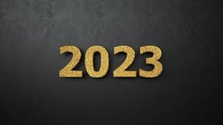 2023 in goldenen Glitzerzahlen auf schwarzem Hintergund
