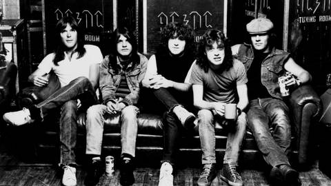 Die Rockband ACDC, Mitte der 1980er Jahre (v.l.): Cliff Williams (Bass), Malcolm Young (Gitarre), Simon Wright (Schlagzeug), Angus Young (Gitarre) and Brian Johnson (Gesang).