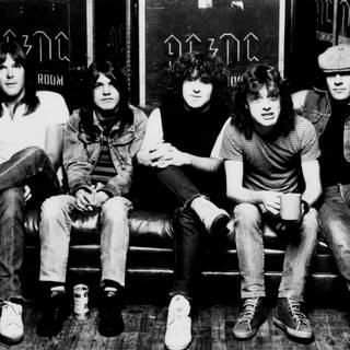 Die Rockband ACDC, Mitte der 1980er Jahre (v.l.): Cliff Williams (Bass), Malcolm Young (Gitarre), Simon Wright (Schlagzeug), Angus Young (Gitarre) and Brian Johnson (Gesang).