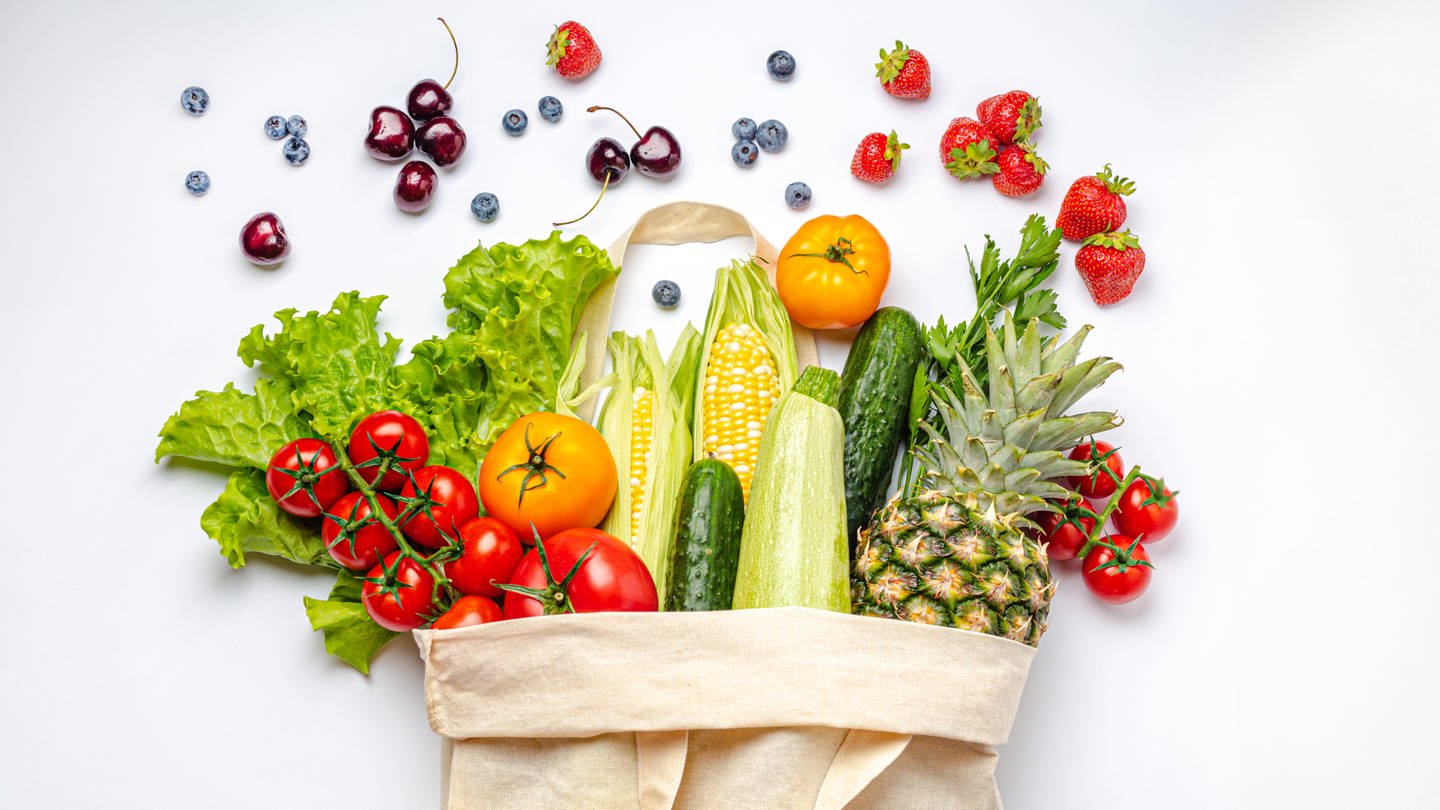 Obst und Gemüse in einer Einkaufstasche