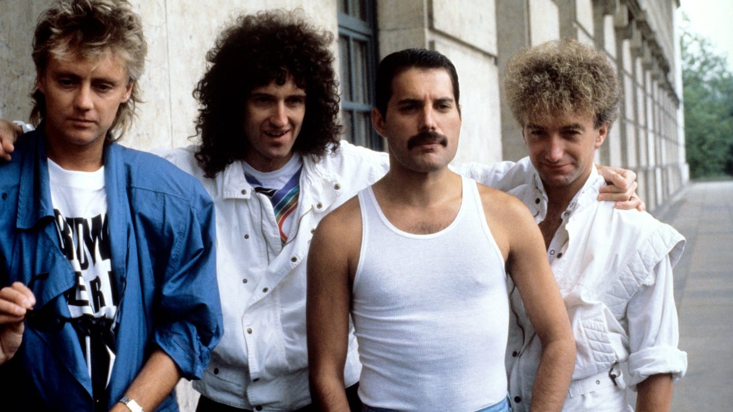 Queen, 1985 in London (von links: Roger Taylor, Brian May, Freddie Mercury und John Deacon)