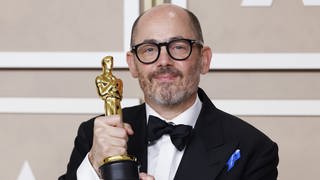 Filmregisseur Edward Berger mit seinem Oscar für "Bester Internationaler Film" bei den 95. Academy Awards 2023.