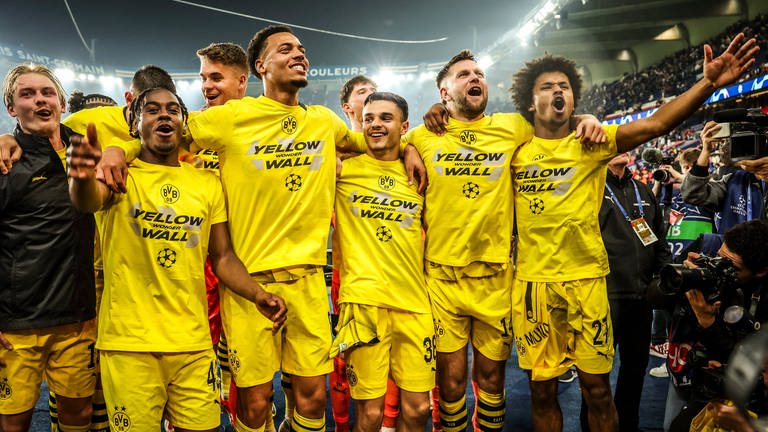 Die Mannschaft von Borussia Dortmund nach dem Sieg gegen PSG.