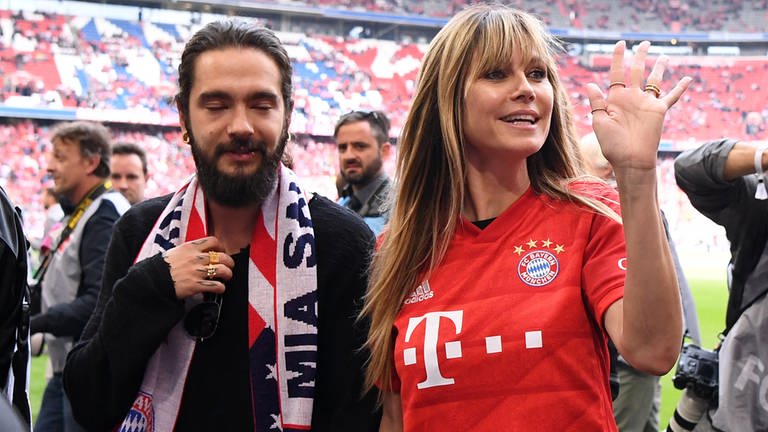 Heidi Klum im Bayern München Trikot gemeinsam mit ihrem Partner Tom Kaulitz | EM 2024: Promis im Fußballfieber