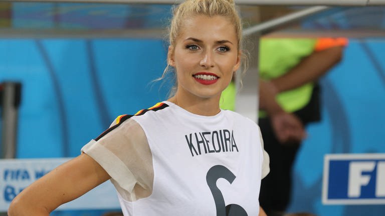 Model Lena Gercke im Khedira Trikot | EM 2024: Promis im Fußballfieber