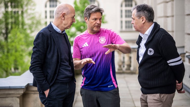 Robert Habeck unterhält sich mit Bernd Neuendorf und Andreas Retting | EM 2024: Promis im Fußballfieber