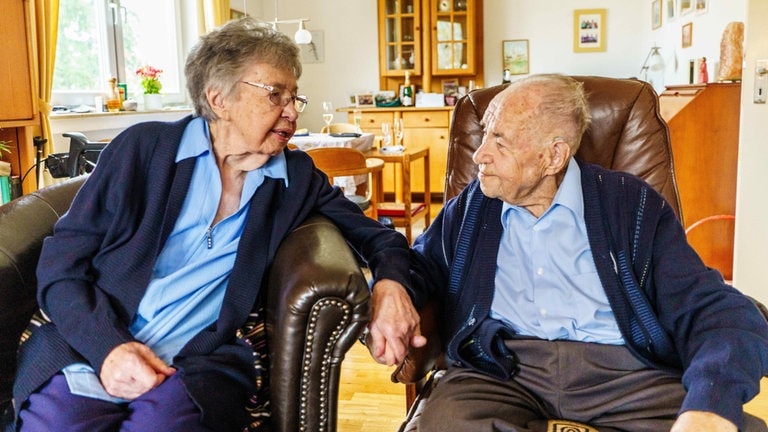 21. Mai: Liebe bis in alle Ewigkeit! Ursula und Gottfried haben sich die Treue in guten und in schlechten Tagen, in Gesundheit und Krankheit, bis der Tod sie scheidet, geschworen. Das Ehepaar Schmelzer aus Bad Sobernheim bringt es gemeinsam auf 200 Jahre und feiert nun seinen 80. Hochzeitstag. Damit ist es laut Staatskanzlei RP das derzeit am längsten verheiratete Paar in Deutschland.