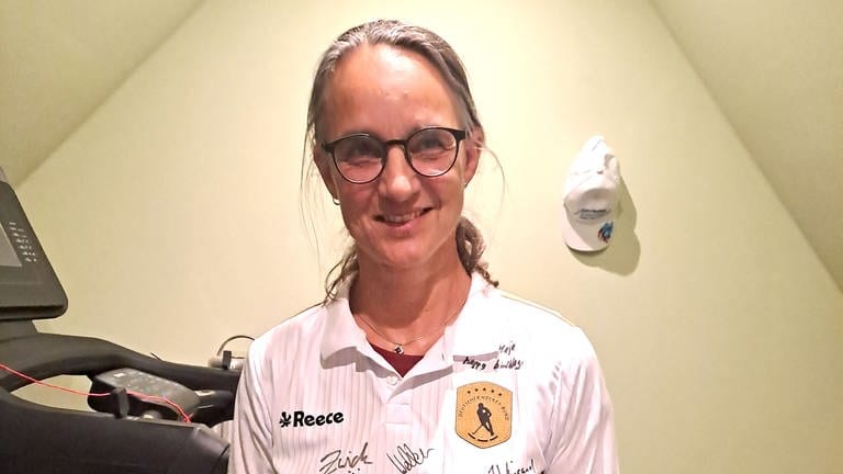 Maja Jansen aus Wiesbaden schreibt uns zu ihrem Bild: "Dies ist ein Trikot der deutschen Hockey-Nationalmannschaft. Als mein Mann und ich letzten Sommer bei der Europameisterschaft als Volonteers dabei waren, hat mein Mann mir zum Geburtstag das Trikot von der deutschen Herren-Nationalmannschaft unterschreiben lassen. Ganz großes Kino!"