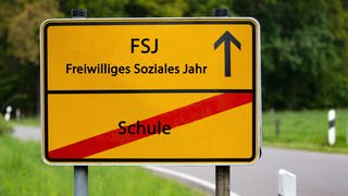 Buchstaben formen den Begriff "FSJ" (Freiwilliges Soziales Jahr)