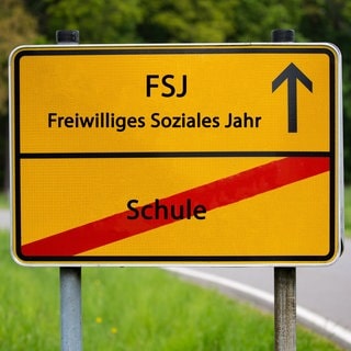 Buchstaben formen den Begriff "FSJ" (Freiwilliges Soziales Jahr)