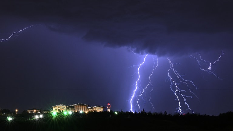 7. Juni: Eine knisternde Anspannung liegt in der Luft. Gewaltige Lichtblitze zucken am Horizont und erhellen den Gewitterhimmel Ankaras, gefolgt von grollendem Donner.  Übrigens finden die meisten Blitze innerhalb der Wolke statt. Nur etwa jeder zehnte Blitz entlädt sich zum Boden, schon gewusst?