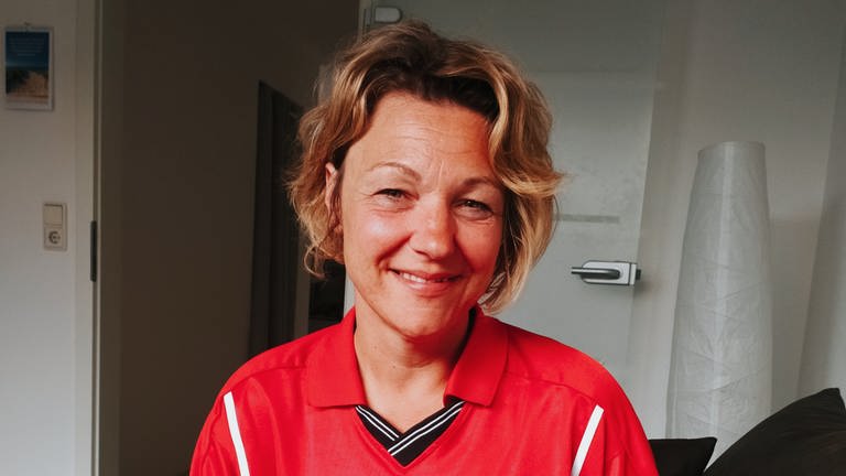 Melanie Schuster aus Kaiserslautern schreibt zu ihrem Bild: "Das Trikot habe ich damals auf dem Betzenberg nach einem Spiel gegen Bayern München direkt von Olaf Marschall ergattert. Er warf es in die Zuschauermenge und ich war die Glückliche. Leider musste es direkt in die Waschmaschine. Einige Zeit später bekam ich ein Autogramm von ihm. Seither bewahre ich es sorgfältig auf und nur zu besonderen Anlässen wird es getragen."