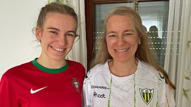 Sabine Schwalbach aus Eitorf schreibt und zu ihrem Bild: "Unser Lieblingstrikot ist das Trikot der portugiesischen Nationalmannschaft, links. Rechts das weiße ist von "VDT Tondela", ein kleiner Verein im Norden Portugals, der schon in der ersten Liga gespielt hat. Unsere Liebe gilt Portugal als zweite Heimat, weil mein Vater bzw. der Opa aus Portugal kommt."