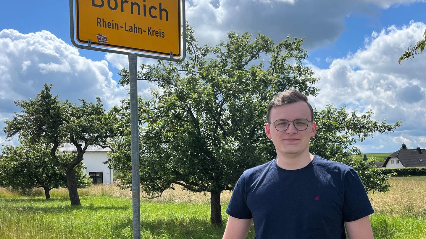 Elias Metz, Bürgermeister der Gemeinde Bornich, steht vor dem Ortsschild | 21-Jähriger Elias Metz wird Bürgermeister in Bornich