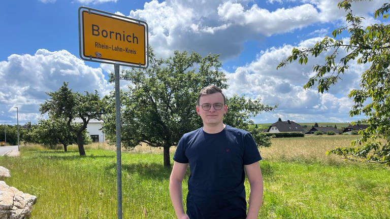 Elias Metz, Bürgermeister der Gemeinde Bornich, steht vor dem Ortsschild | 21-Jähriger Elias Metz wird Bürgermeister in Bornich