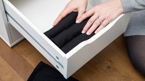 Eine Schublade mit Kleidung | Warum Ausmisten so schwerfällt und wie es doch klappen kann