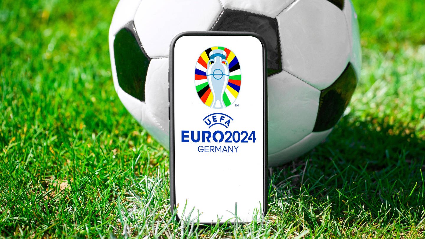 Fußball und ein Smartphone mit dem Logo der Fußball-EM 2024 | EM-Tippspiele: So tippen Sie wie ein Profi