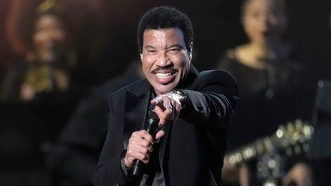 Lionel Richie bei einem Livekonzert 2023. | Popstar Lionel Richie wird 75