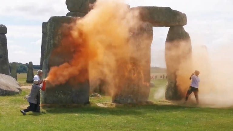 21. Juni: Der tausende Jahre alte Steinkreis "Stonehenge" gehört zu den bekanntesten Wahrzeichen Englands. Nun wurde die prähistorische Steinformation von der Klimagruppe "Just Stop Oil" mit orangefarbener Substanz besprüht. Die Aktivisten fordern die Regierung dazu auf, einen verbindlichen Vertrag zum schrittweisen Ausstieg aus fossilen Brennstoffen bis 2030 zu unterzeichnen. 