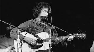 Bob Dylan im Jahr 1971 in New York auf der Bühne | Bob Dylan, The Byrds, Donovan: Von wem stammt "Mr. Tambourine Man"?