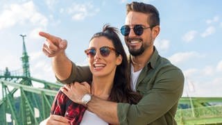 Eine Frau und ein Mann mit Sonnenbrillen | Sonnenbrillen: Der richtige Schutz für die Augen