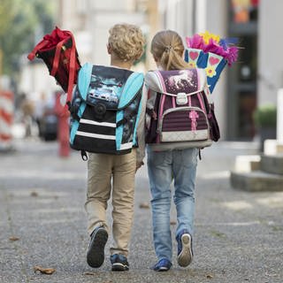 Klassentreffen  Einschulung: Zwei Kinder mit Schultuete auf Schulweg
