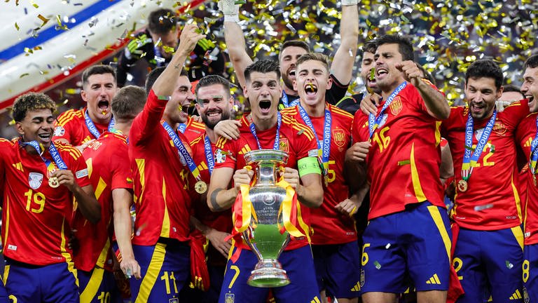 Die spanische Nationalmannschaft feiert ihren vierten Europmeister-Titel.