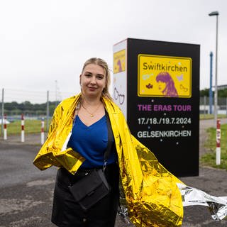 Taylor Swift Fan wartet vor der Arena in Gelsenkirchen