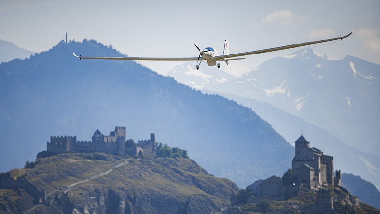 19. Juli: Der schweizer Raphael Domjan befindet sich mit seinem solarbetriebenen Flugzeugprototyp "SolarStratos" auf dem Landeanflug auf die Stadt Sion in der Schweiz. Domjan will in diesem Sommer mit seinem Solar-Flugzeug eine Höhe von 10.000 Metern erreichen, bevor er sein ultimatives Ziel Ziel ansteuert: Die Stratosphäre.
