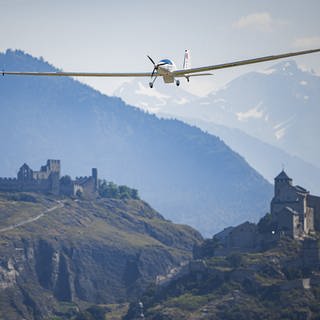 19. Juli: Der schweizer Raphael Domjan befindet sich mit seinem solarbetriebenen Flugzeugprototyp "SolarStratos" auf dem Landeanflug auf die Stadt Sion in der Schweiz. Domjan will in diesem Sommer mit seinem Solar-Flugzeug eine Höhe von 10.000 Metern erreichen, bevor er sein ultimatives Ziel Ziel ansteuert: Die Stratosphäre.