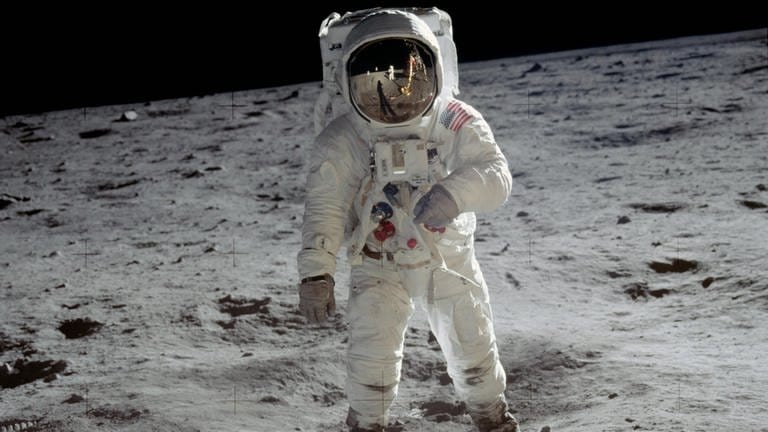 22. Juli: "Ein kleiner Schritt für einen Menschen... ein riesiger Sprung für die Menschheit", sagte der US-amerikanische Astronaut Neil Armstrong, nachdem er und Edwin "Buzz" Aldrin als erste Menschen am 20. Juli 1969 den Mond betreten hatten. Das Foto zeigt den Astronauten Aldrin auf der weichen Mondoberfläche. Der Start der Raumfähre Apollo 11 erfolgte am 16. Juli. Bereits am 24. Juli kehrte die Mannschaft sicher auf die Erde zurück.