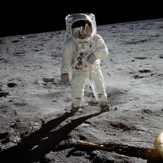 22. Juli: "Ein kleiner Schritt für einen Menschen... ein riesiger Sprung für die Menschheit", sagte der US-amerikanische Astronaut Neil Armstrong, nachdem er und Edwin "Buzz" Aldrin als erste Menschen am 20. Juli 1969 den Mond betreten hatten. Das Foto zeigt den Astronauten Aldrin auf der weichen Mondoberfläche. Der Start der Raumfähre Apollo 11 erfolgte am 16. Juli. Bereits am 24. Juli kehrte die Mannschaft sicher auf die Erde zurück.