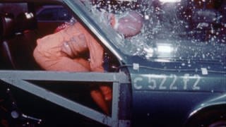 Crashdummy im Auto | 1977: Mit Promis und Broschüren für die Gurtpflicht