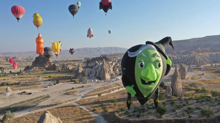 8. August: 99 Luftballons, auf Ihrem Weg zum Horizont... In diesem Fall sind es rund 60 Heißluftballons mit bunten Figuren aus verschiedenen Ländern, die während des "Nevsehir Culture Road Festival" in den Himmel von Kappadokien emporsteigen. Bei dem türkischen Festival sind bis zum 11. August verschiedene Ausstellungen, Aktionen und Events zu sehen.