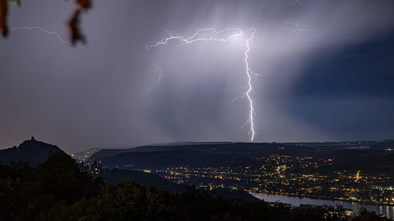 14. August: Ein spektakulärer, aber nicht ungefährlicher Blick vom Petersberg bei Bonn, während die aus Frankreich und Luxemburg herangezogenen Gewitter mit Blitz und Donner weiter in Richtung Süden ziehen. 