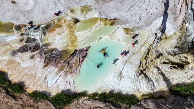 15. August: Dieser strahlend hellblaue natürliche Pool ist ein Mineralwasserbecken, das sich in den Travertinen des Bezirks Başkale in der Türkei befindet. Genau wie die berühmten Kalksteinterrassen von Pamukkale im Westen des Landes, ziehen auch diese atemberaubenden Naturwunder sowohl Einheimische als auch Touristen in ihren Bann. Und für ein Bad bieten sie sich allemal an.