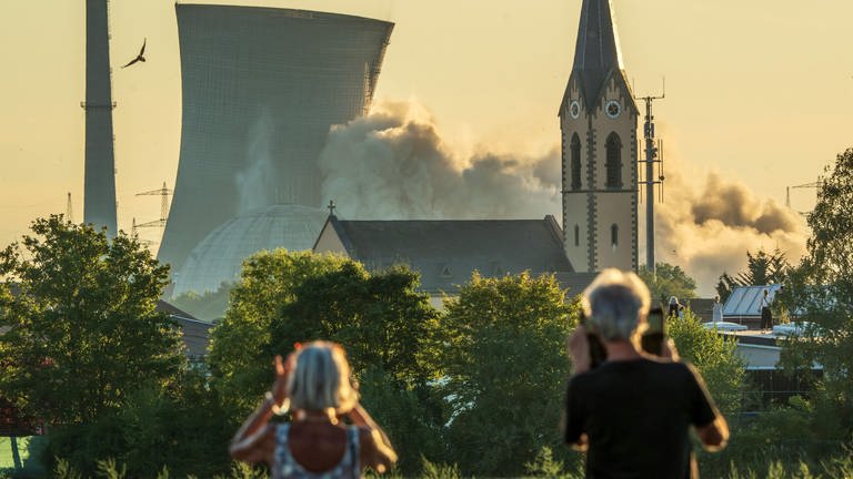 19. August: Seit Freitag-Abend sind sie Geschichte, die beiden hohen Kühltürme des AKW Grafenrheinfeld in Unterfranken. Um Platz für den Abbau des Kernkraftwerkes zu schaffen, wurden die beiden Türme, mit etwas Verzögerung, am vergangenen Freitag gesprengt.