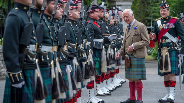 20. August: König Charles III. bezieht die königliche Sommerresidenz im schottischen Balmoral. Dazu gehört auch der Antrittsbesuch bei der "Balaklava-Company", den Soldaten des 5. Bataillons des "Royal Regiments of Scotland".