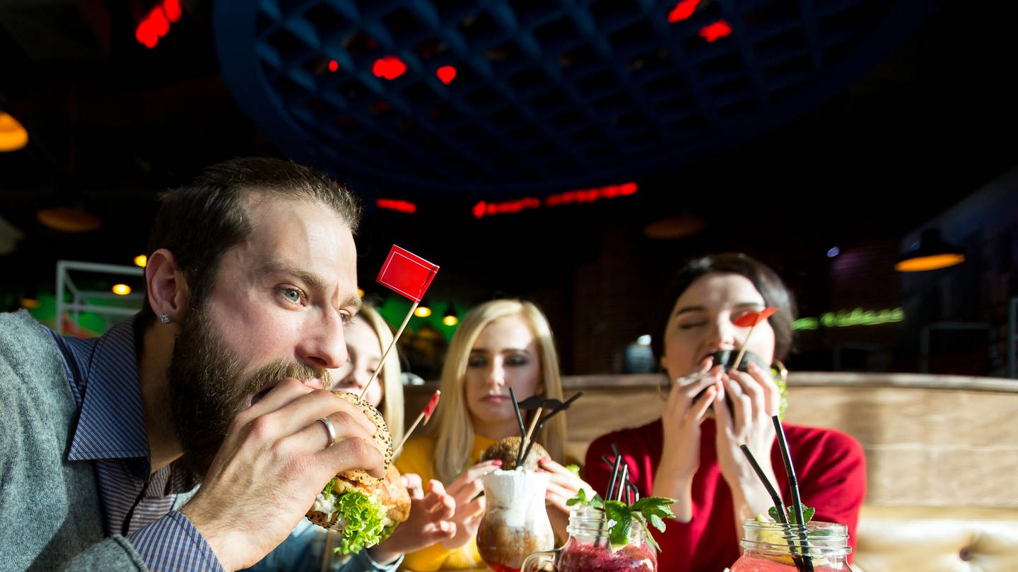 Warum wir Essen so ungern teilen | Essgewohnheiten erklärt: Darum teilen wir Essen so ungern