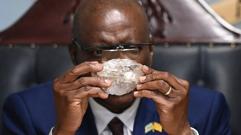 23. August: Was Botswanas Präsident Mokgweetsi Masisi da in den Händen hält, ist wahrscheinlich der zweitgrößte, jemals gefundene Diamant der Welt.