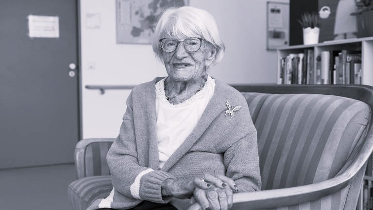 27. August: Charlotte Kretschmann, die bisher älteste Frau Deutschlands, ist im Alter von 114 Jahren verstorben. Sie lebte zuletzt in einem Seniorenheim in Kirchheim unter Teck im Baden-Württembergischen Kreis Esslingen. Ihr Enkel teilte mit, dass die im Jahr 1909 geborene Kretschmann friedlich eingeschlafen sei. Bis zuletzt war es ihr wichtig, wissbegierdig und aktiv zu bleiben. Sie war sogar bei Instagram sehr aktiv.