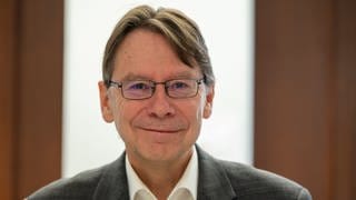 Politikwissenschaftler Uwe Jun aus Trier | Nach Landtagswahlen in Sachsen und Thüringen: Politikwissenschaftler Jun über Regierungsbildung bei Landtagswahlen