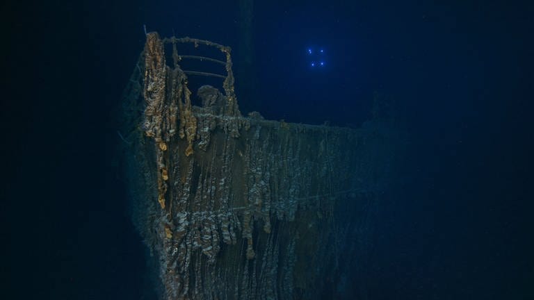 3. September: Mystisch ragt das Schiffswrack der "Titanic" aus der Dunkelheit hervor. Allerdings es mit der Zeit Einiges einbüßen müssen. Das Unternehmen RMS Titanic, Besitzer des Schiffs, hat Aufnahmen der jüngsten Tauchexpedition geteilt. Darauf ist zu sehen, dass der Bug einen rund viereinhalb Meter langen Teil seiner Reling verloren hat, der jetzt auf dem Meeresboden liegen soll. Es gibt aber auch gute Nachrichten: Es wurden "zahllose" Artefakte gefunden, die gehoben werden sollen.