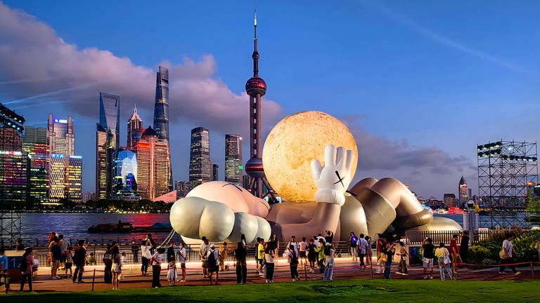 4. September: Wer hat es sich denn am Flussufer von Shanghai bequem gemacht? Eine Figur des Künstlers "KAWS" liegt mit einem Ball in Form des Monds vor der Skyline der Großstadt. Der amerikanische Graffitikünstler lässt sich für seine Werke von Spielzeug inspirieren und lässt seine Skulpturen in Überdimension momentan durch die Welt reisen. Wo die nächste Figur auftauchen wird, ist noch nicht bekannt.