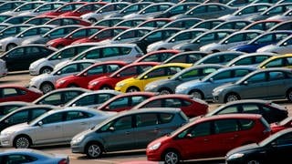 Viele Autos auf einem Parkplatz | Trends bei Autofarben: Werden die Autos bald wieder bunter?