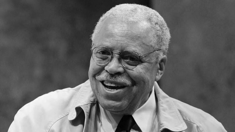 9. September: James Earl Jones gab Darth Vader die markante Originalstimme. Nun ist der Schauspieler im Alter von 93 Jahren gestorben. Mit ihm brachte es "Star Wars"-Bösewicht Darth Vader zu absolutem Kult-Status. Seine tiefe Stimme kennen "Star Wars"-Fans auf der ganzen Welt. Aber auch am Broadway und in zahlreichen Hollywood-Filmen war James Earl Jones zu sehen, etwa in "Jagd auf Roter Oktober" oder "Conan, der Barbar".