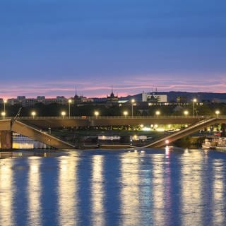 11. September: Was für ein Schreck! In der Dresdner Innenstadt ist in der Nacht ein Teil der Carolabrücke über der Elbe eingestürzt. Glücklicherweise wurde niemand verletzt. Betroffen ist der von Straßenbahnen, Fußgängern und Radfahrern genutzte Teil. Die Gleise sind nicht komplett durchgebrochen, sondern spannen sich über die noch stehenden Brückenpfeiler. Die Brücke war sanierungsbedürftig. Der von Autos befahrene Teil der Brücke war bereits fertig saniert, die Straßenbahnbrücke wäre als nächstes dran gewesen.