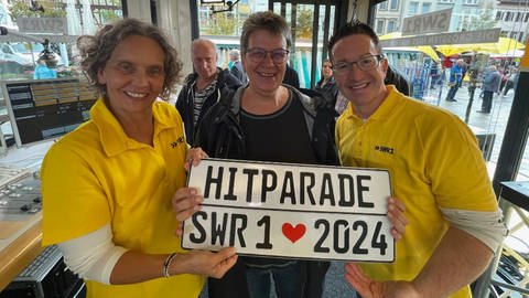 Beate Mallmann aus Boppard mit den neuen Hitparaden-Kennzeichen